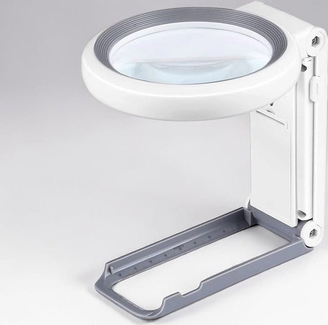 Premium læselup x10 med kraftfuld forstørrelse og LED - belysning. Frie hænder! - Seniorpleje - Håndholdte forstørrelsesglas x10 - Seniorpleje - SPL-KIB01 - -