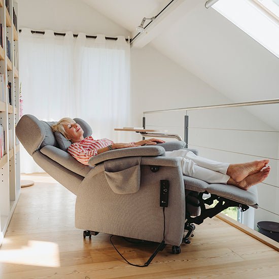 "RELAX" Elektrisk lænestol med hjul & elevation - Ergonomisk & unikt design. NYHED 2025 - Seniorpleje - Lænestole - Saljol - SAJ - RELAXCHAIR - 3 - BLØD - PLATIN (LYSEGRÅ) -
