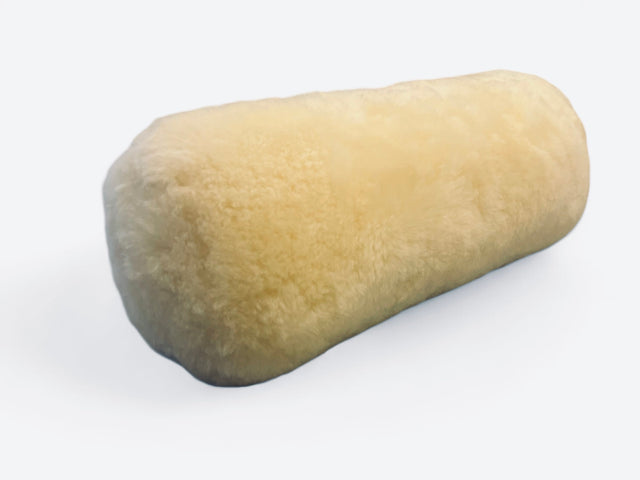 Super blød nakke & lændepude i ægte naturfarvet lammeskind (14 x 40 cm) - Seniorpleje - støttepude - Orgaterm - OGT - 201019 -