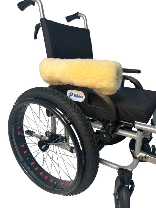 Ægte lammeskind - Varm & blød polstring til dine kørestols-armlæn, 1 styk - Seniorpleje - Tilbehør til kørestole - Orgaterm - OGT-203850 - NATURFARVET - -