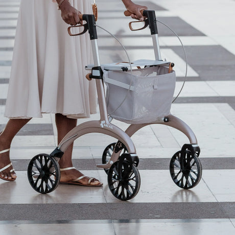 Carbon rollator i kulfiber – ultralet, 4,4 kg | Seniorpleje