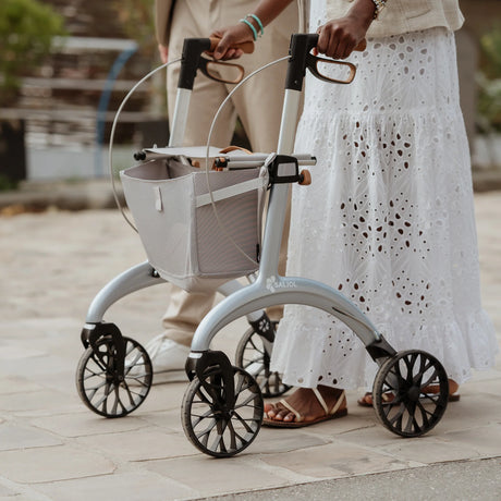 Carbon rollator i kulfiber – ultralet, 4,4 kg | Seniorpleje