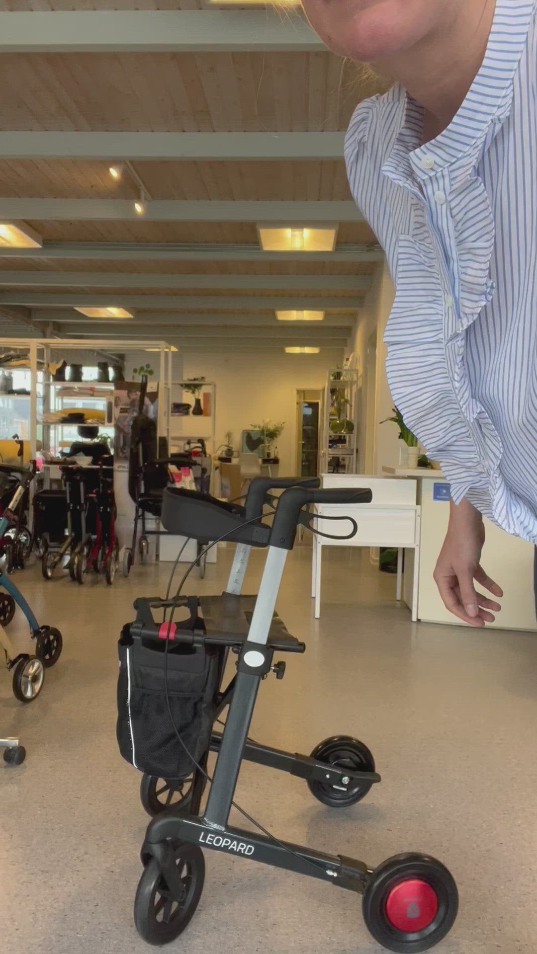 “ROLLO-SAFE bremserollator”. Letvægtsrollator med unikt bremsesystem. UNIK