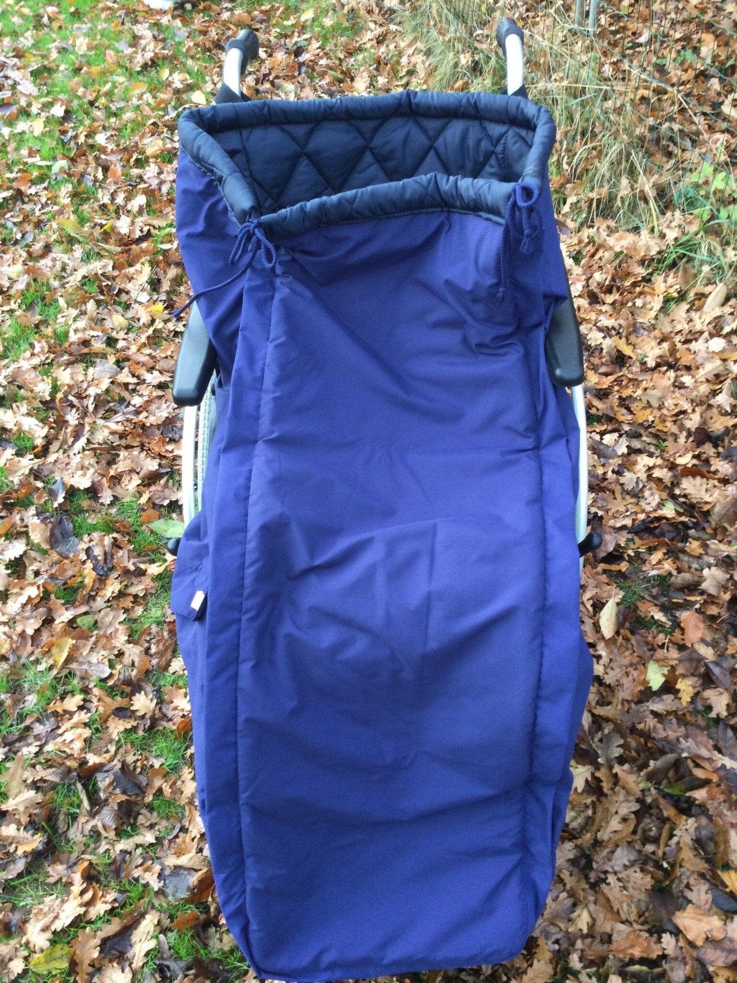 Kørestolspose i varm mikrofiber - se vores lækre letvægts model. 4 størrelser. Faconsyet! - Seniorpleje - Termoposer - Orgaterm - OGT-2413 - Small, Size 3 -Navy/mørkeblå -