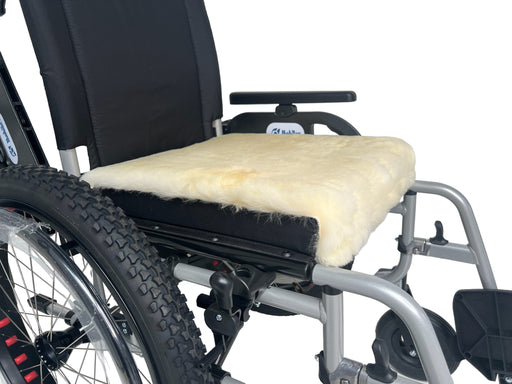 Lammeskindspude til kørestol - Varmt, vaskbart, blødt & åndbart. - Seniorpleje - Lammeskindspude til kørestol - Orgaterm - OGT-264043 - 40 x 43 x 5 cm - -