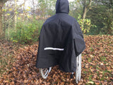 Poncho/regnslag til kørestolsbruger (med blød lækker fleece)- 3 størrelser - Seniorpleje - Beklædning - Orgaterm - OGT-207803 - SMALL/SIZE 3 -Marineblå (udvendig)/grå (indvendig) -