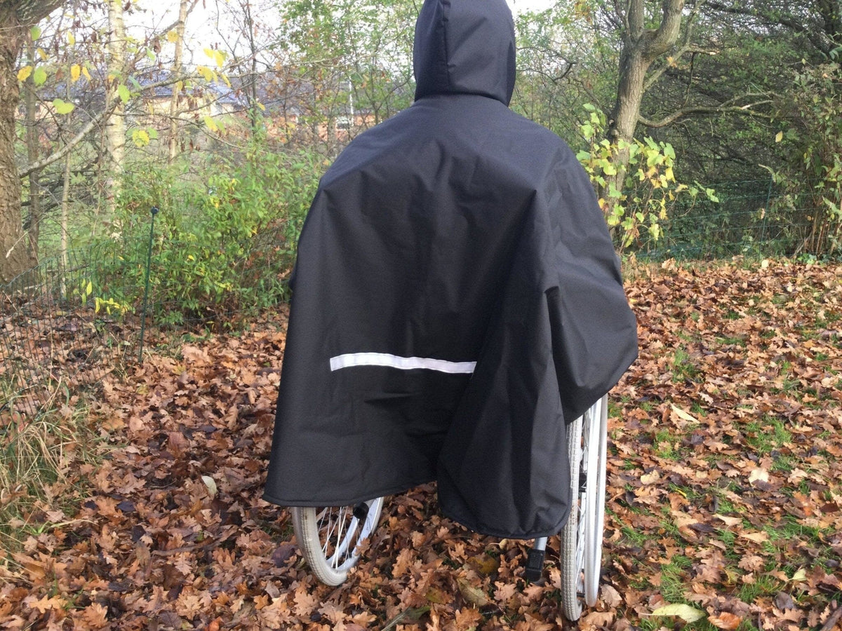 Poncho/regnslag til kørestolsbruger (med blød lækker fleece)- 3 størrelser - Seniorpleje - Beklædning - Orgaterm - OGT-207803 - SMALL/SIZE 3 -Marineblå (udvendig)/grå (indvendig) -