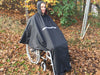 Poncho/regnslag til kørestolsbruger (med blød lækker fleece)- 3 størrelser - Seniorpleje - Beklædning - Orgaterm - OGT-207803 - SMALL/SIZE 3 -Marineblå (udvendig)/grå (indvendig) -