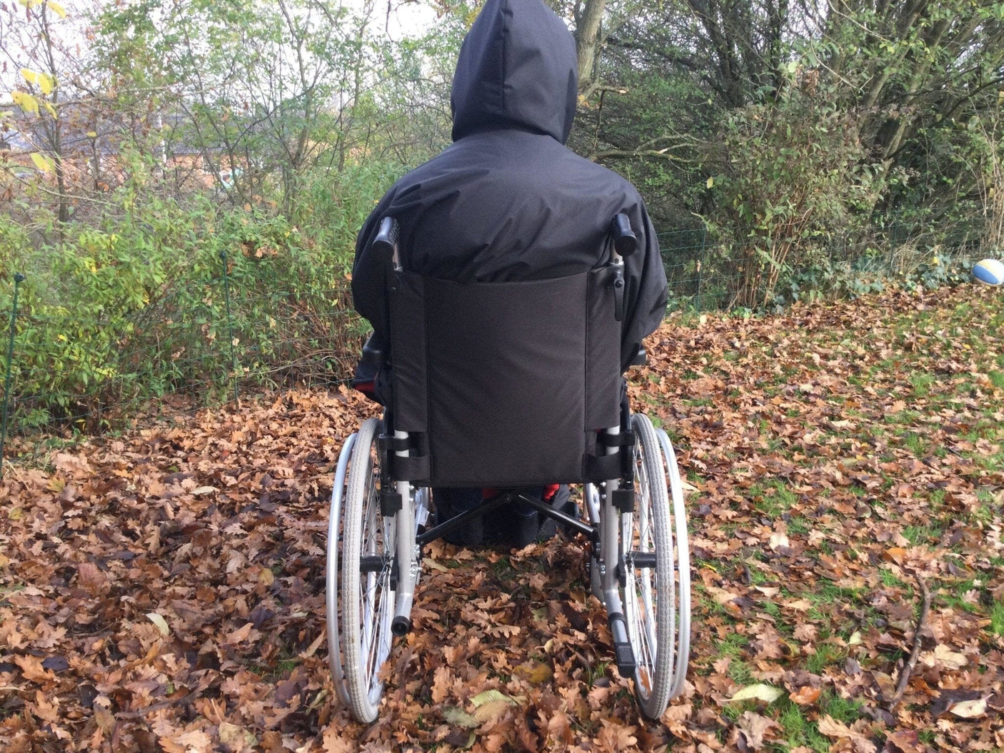 Poncho/regnslag til kørestolsbruger (med blød lækker fleece)- 3 størrelser - Seniorpleje - Beklædning - Orgaterm - OGT-207803 - SMALL/SIZE 3 -Marineblå (udvendig)/grå (indvendig) -