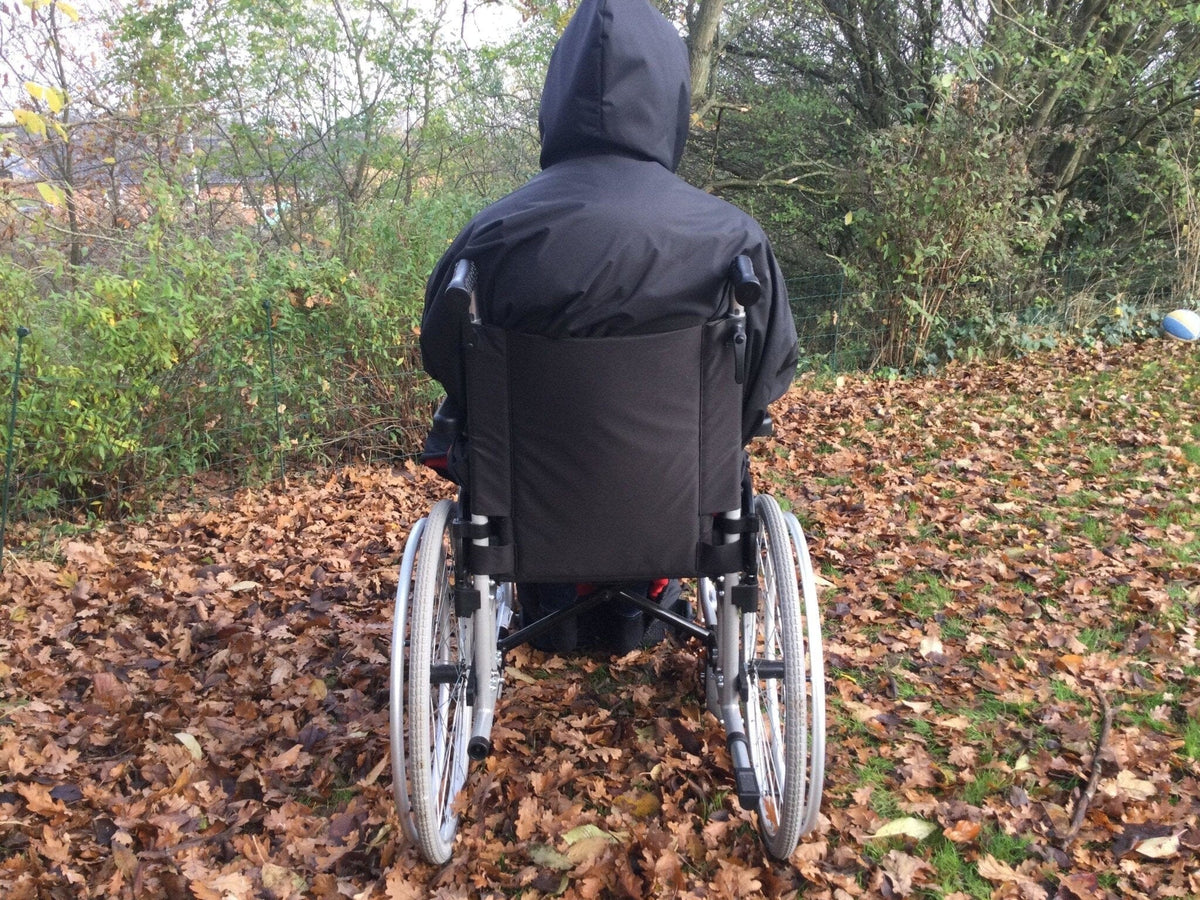 Poncho/regnslag til kørestolsbruger (med blød lækker fleece)- 3 størrelser - Seniorpleje - Beklædning - Orgaterm - OGT-207803 - SMALL/SIZE 3 -Marineblå (udvendig)/grå (indvendig) -
