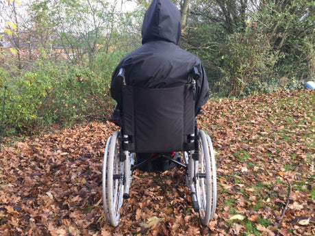 Poncho/regnslag til kørestolsbruger (med blød lækker fleece)- 3 størrelser - Seniorpleje - Beklædning - Orgaterm - OGT-207803 - SMALL/SIZE 3 -Marineblå (udvendig)/grå (indvendig) -