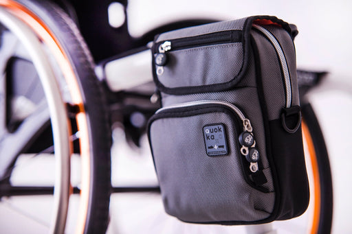 QUOKKA - "VERTICAL". Lækker & Unik. Rummelig taske med fede effekter. 2 farver - Seniorpleje - Kørestolstaske - Seniorpleje - QUOK-VGR - GRÅ - -