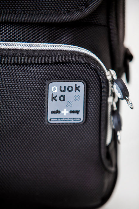 QUOKKA - "VERTICAL". Lækker & Unik. Rummelig taske med fede effekter. 2 farver - Seniorpleje - Kørestolstaske - Seniorpleje - QUOK-VGR - GRÅ - -